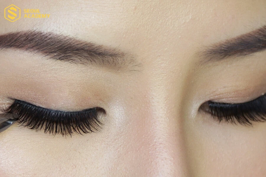 Khi bị dị ứng cần tháo mi giả ngay lập tức