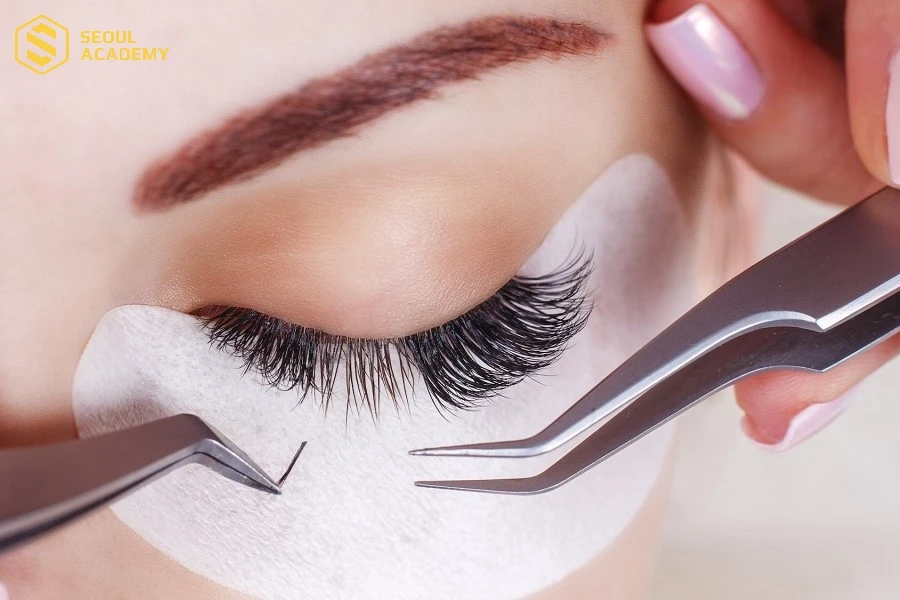 Thực hiện nối mi ở địa chỉ uy tín, sử dụng sản phẩm chất lượng để đảm bảo an toàn, hạn chế tối thiểu nguy cơ dị ứng keo nối mi thường gặp