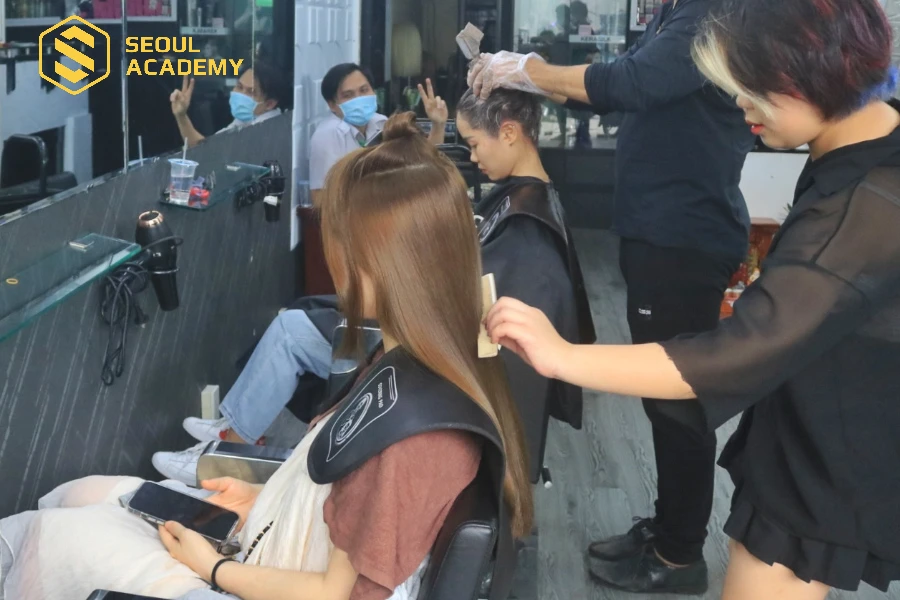 Nên đến salon để chăm sóc tóc duỗi tốt hơn