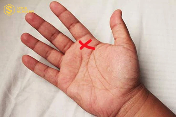 Vị trí chữ thập nằm dưới ngón trỏ được xem là dấu hiệu vô cùng may mắn
