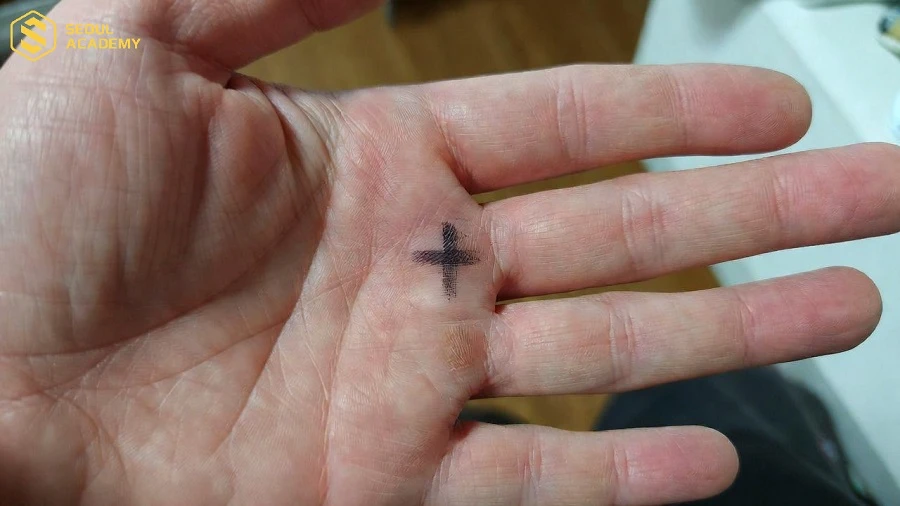 Chữ thập nằm dưới ngón giữa đại diện cho sự kiên trì, khả năng vượt khó của chủ nhân