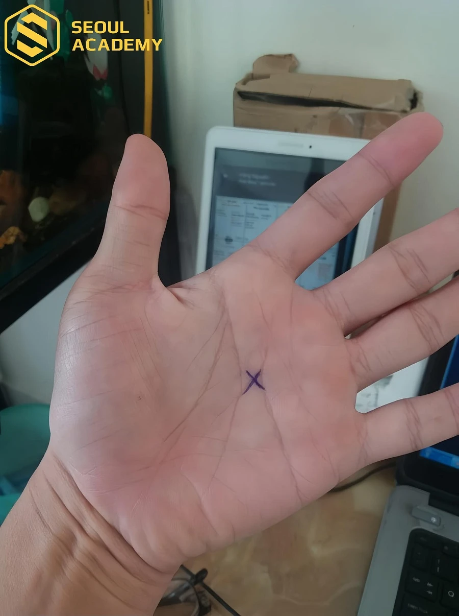 Nam giới sở hữu chỉ tay hình chữ thập là người có khả năng lãnh đạo bẩm sinh