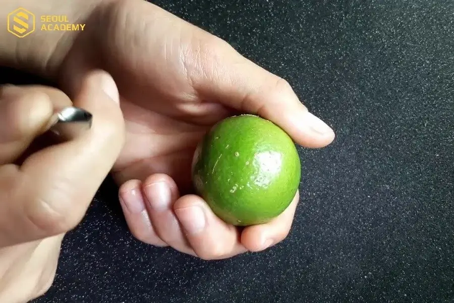 Chuẩn bị chanh phù hợp trước khi thực hiện cắt da