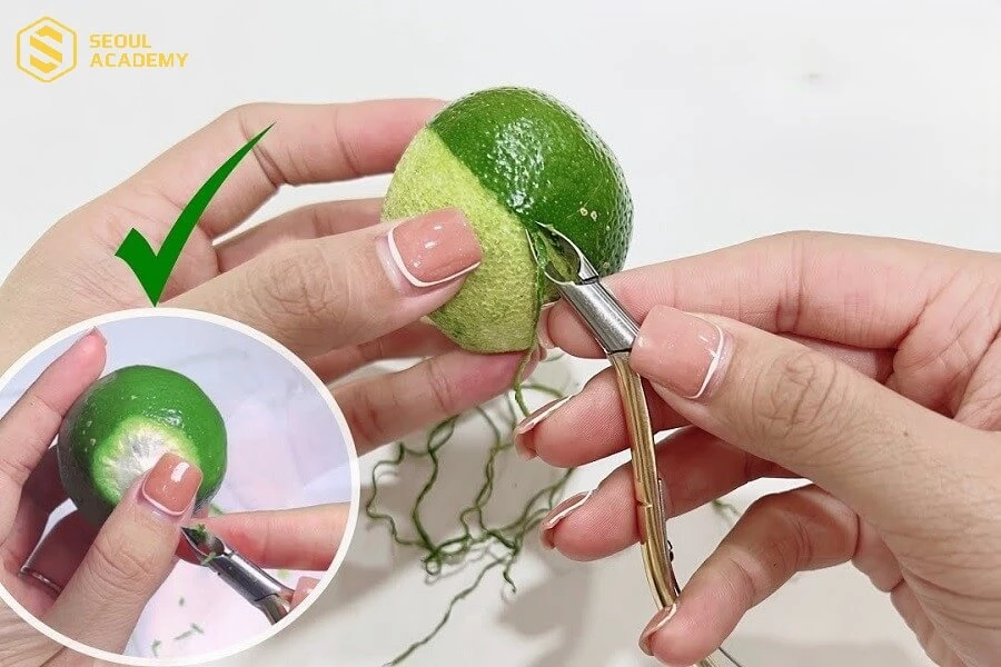 Thực hiện cắt da trên quả chanh đúng kỹ thuật, luyện tập các kỹ thuật từ cơ bản đến nâng cao