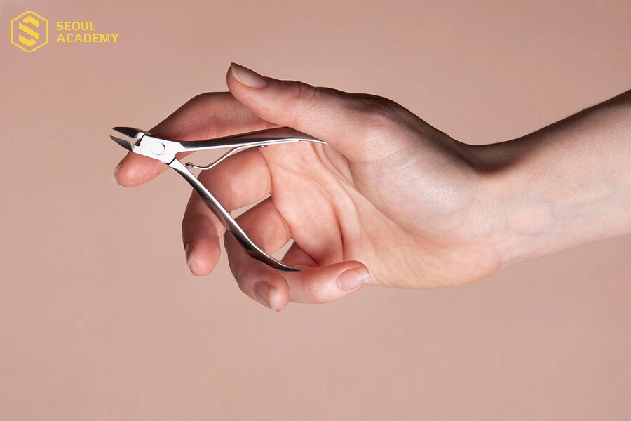 Đảm bảo cầm kìm cắt da đúng kỹ thuật để thao tác chính xác, tránh làm tổn thương đến phần thịt