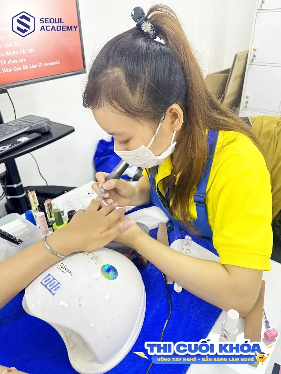 Không cần thiết phải biết vẽ trước khi học nail, chỉ cần bạn học và làm theo đúng các kỹ thuật là hoàn toàn có thể làm được