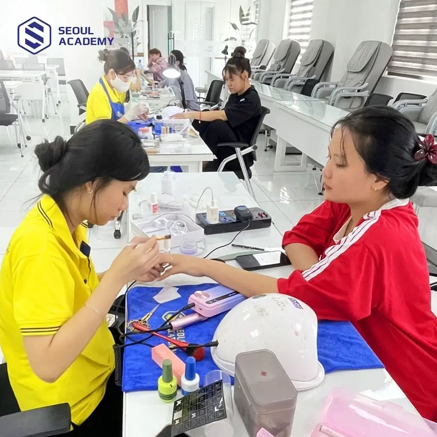 Lựa chọn khóa nail có nhiều thời gian thực hành để tích lũy kinh nghiệm thực tế