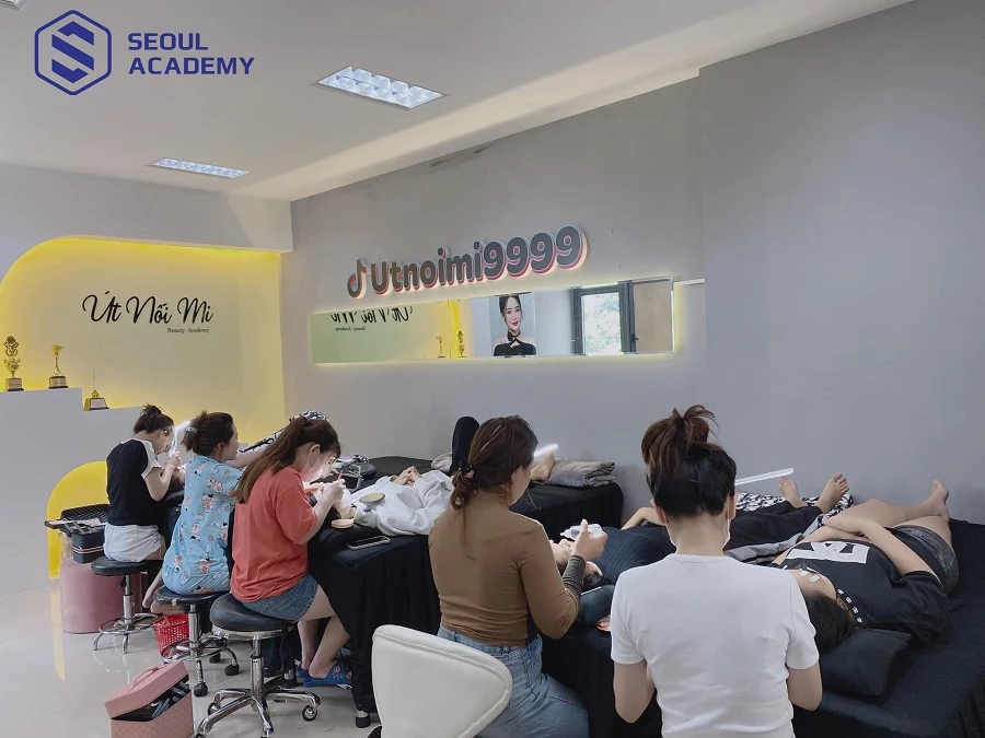 Khóa học nối mi tại Út Nối mi thu hút được nhiều học viên tham gia