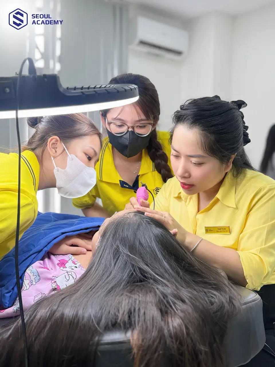 Thực hành phun xăm trên người thật dưới sự giám sát và hướng dẫn của giảng viên