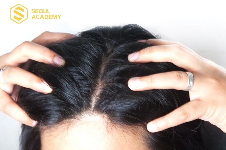Chia tóc làm hai rồi sau đó lấy một lọn nhỏ