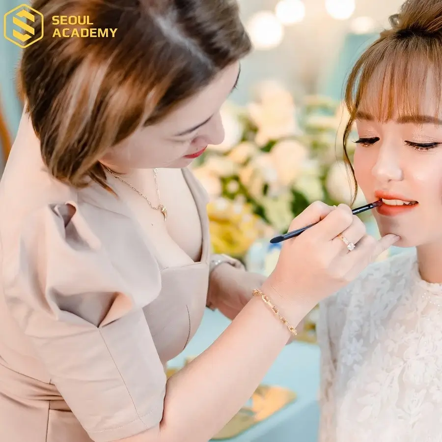 Làm mẫu càng lâu hoặc di chuyển xa sẽ có thêm các khoản bồi dưỡng, phụ cấp