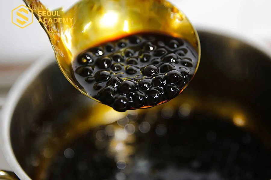 Trân châu đen sau khi nấu cùng bột milo và đường trắng