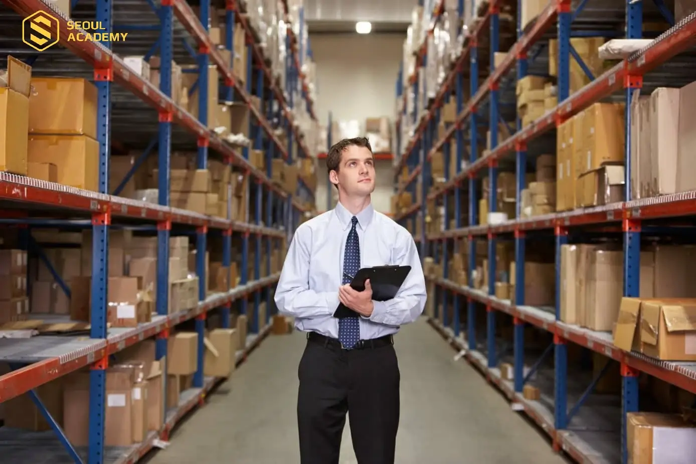 Quản lý kho là những người đảm nhận các công việc kiểm soát kho hàng