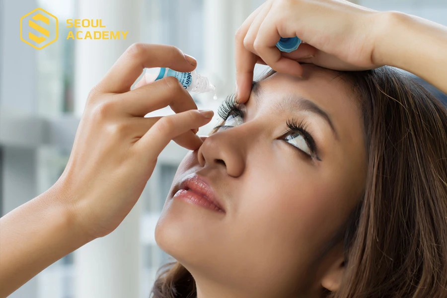 Dùng nước nhỏ mắt sinh lý