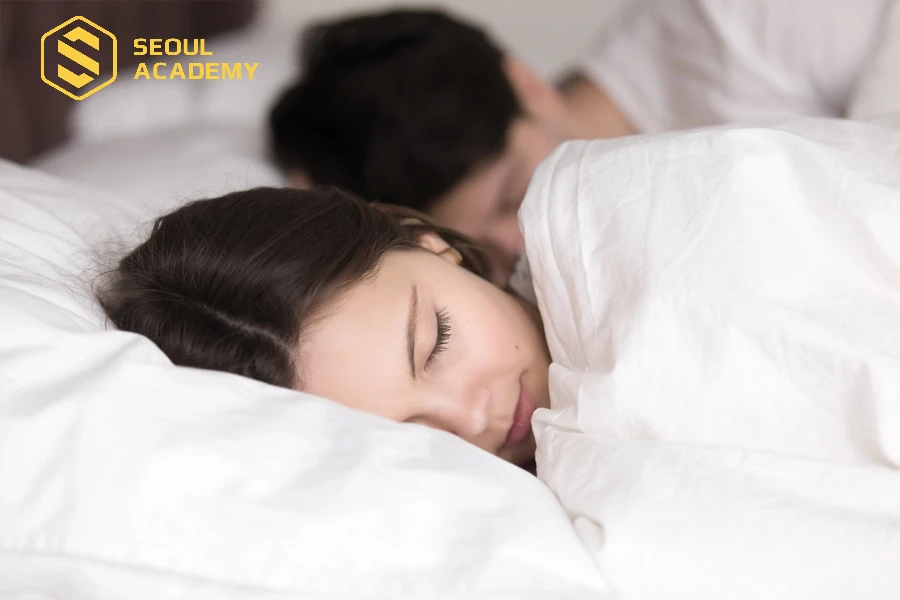 Đi ngủ cũng là cách đẩy mi về khóe mắt hiệu quả