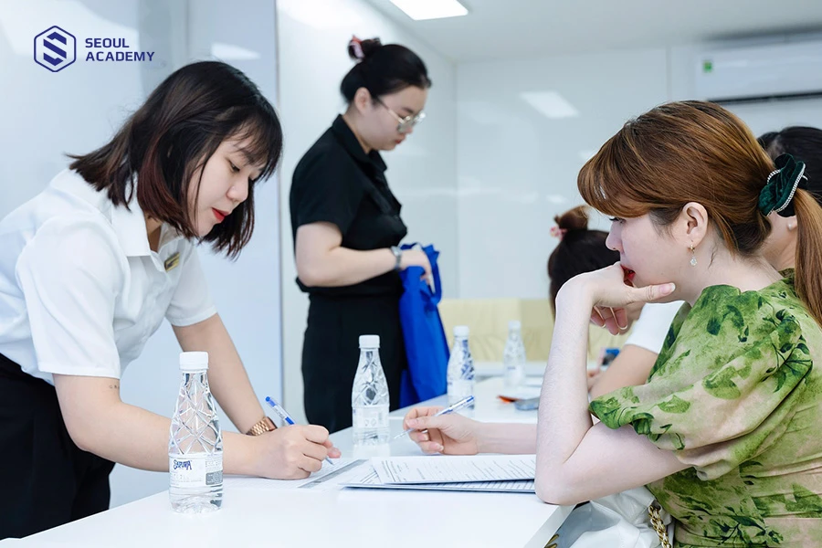 Học viên nộp mẫu đơn xin học nghề Nail khi muốn đăng ký học nghề