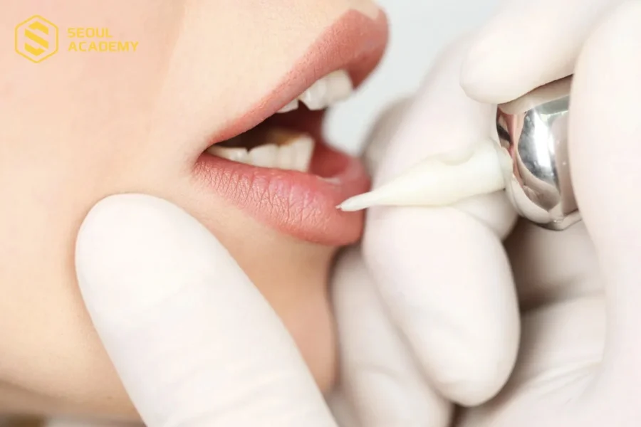 Sử dụng màu mực trắng mix chỉ đi lớp thật mỏng