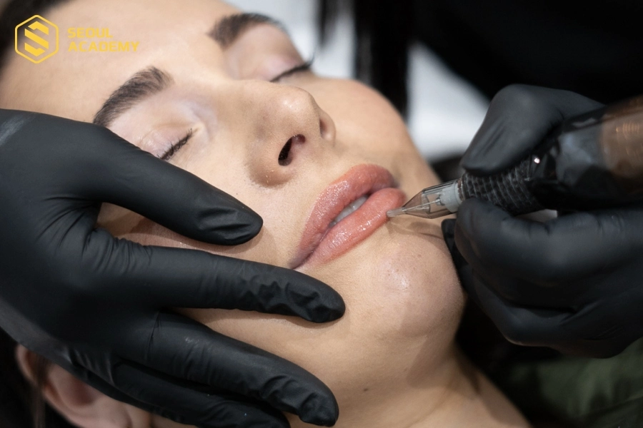 Mực màu trắng thường được dùng để xóa xăm môi, chân mày