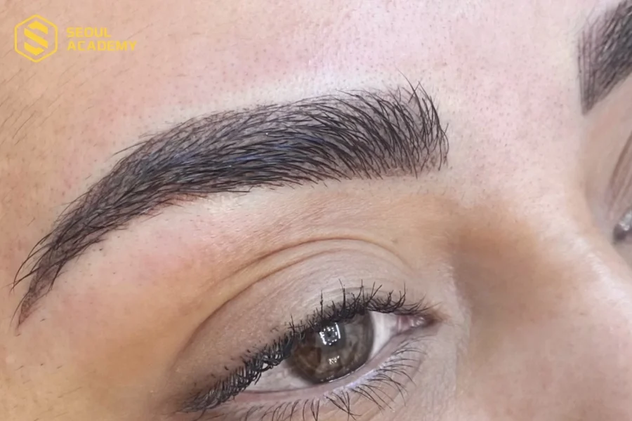 Vùng chân mày bị lộ vệt trắng thiếu tự nhiên