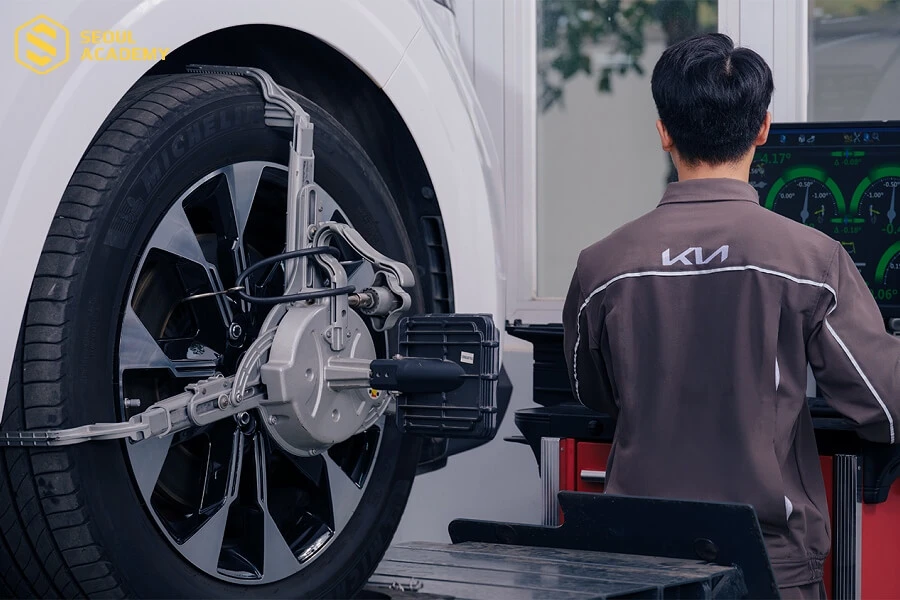 Sửa chữa xe ô tô - thiết bị điện tử là lựa chọn nghề nghiệp phù hợp với nam giới