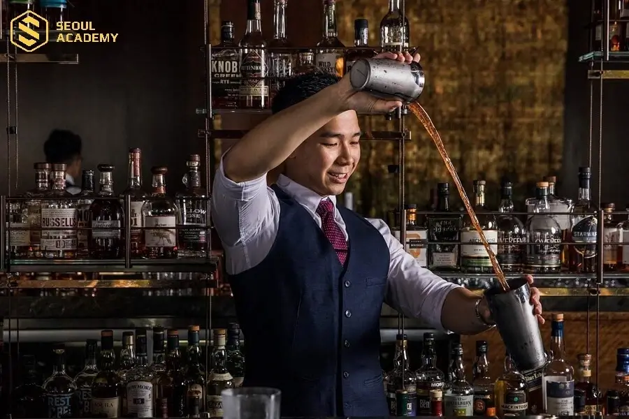 Nghề pha chế ngày càng trở nên phổ biến mang đến nhiều cơ hội việc làm cho nam giới ở mọi độ tuổi