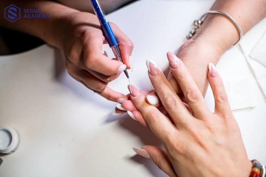 Học nail trước khi định cư giúp bạn có kiến thức nền tảng và có thể sẵn sàng làm việc ngay khi định cư tại nước sở tại