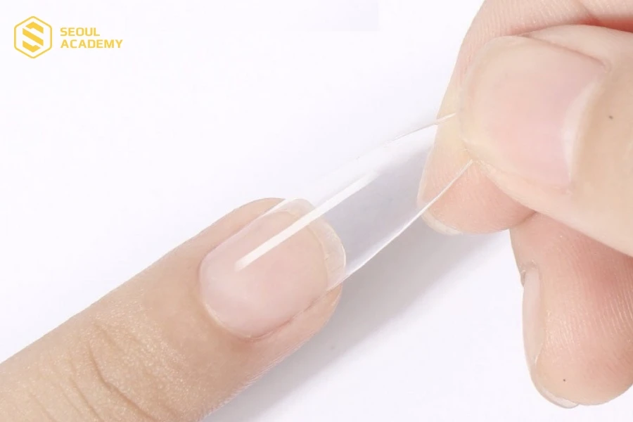 Móng giả được úp lên móng thật kết nối bằng keo chuyên dụng