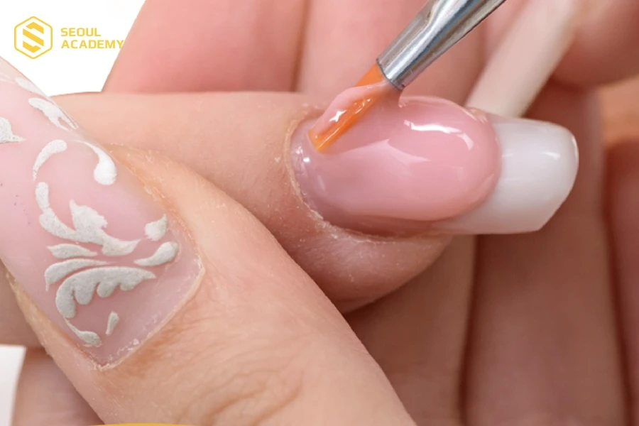 Bột đắp gel có thể được đắp lên móng thật hoặc sau khi úp móng