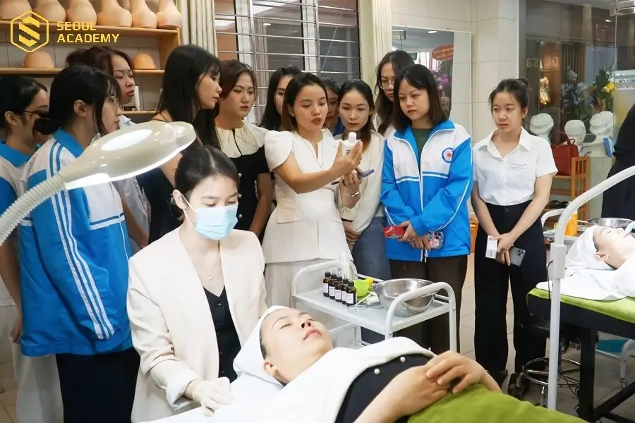 Có nhiều yếu tố ảnh hưởng đến điểm chuẩn của ngành chăm sóc sắc đẹp