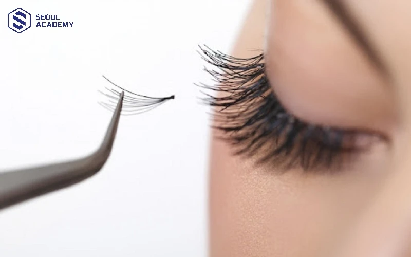 Chuẩn bị đầy đủ dụng cụ trước khi nối mi