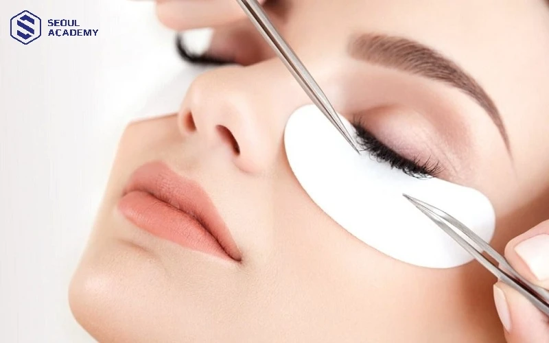 Cố định phần mi dưới để tránh gây khó chịu cho mắt