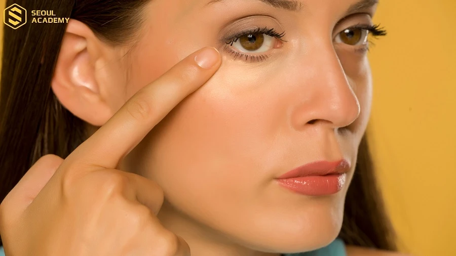 Trước khi nối mi bạn sẽ được làm sạch vùng mắt và lông mi