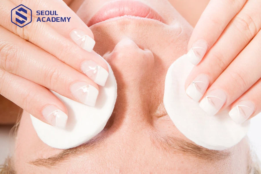 Vệ sinh mi mắt sạch sẽ trước khi nối mi