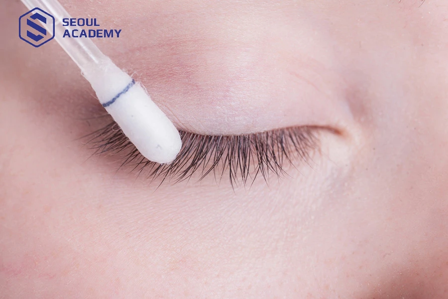 Làm sạch mắt và mi nối bằng tăm bông