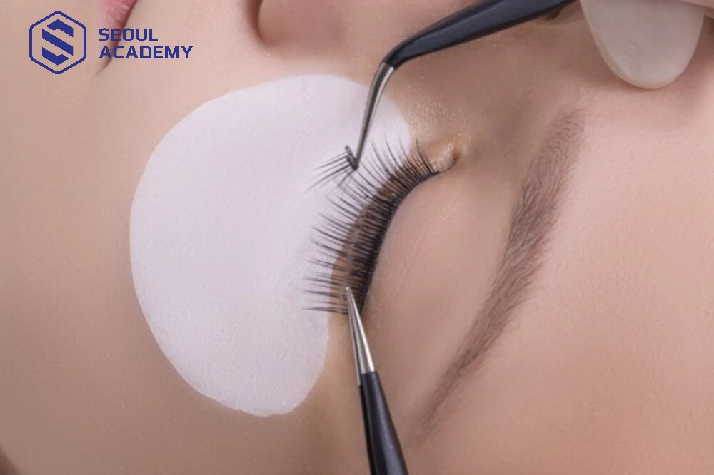 Sau khi nối mi cần hạn chế tiếp xúc nước để giữ mi nối được lâu hơn