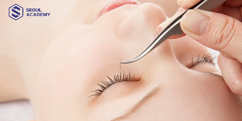 Bạn cần kiêng nước trong 24h đầu tiên sau khi nối mi