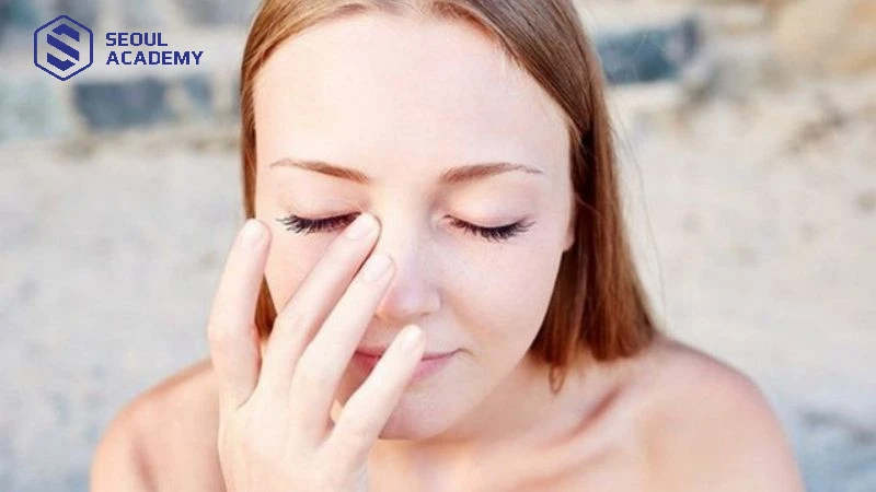 Hạn chế dùng tay chạm vào mi mắt sau khi nối mi