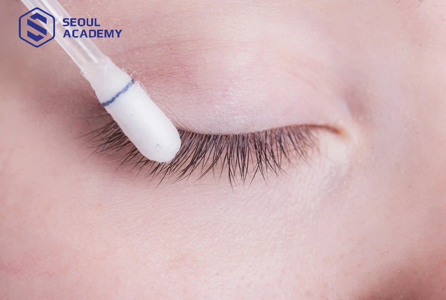 Cần vệ sinh sau khi nối mi để giữ cho đôi mi luôn sạch sẽ