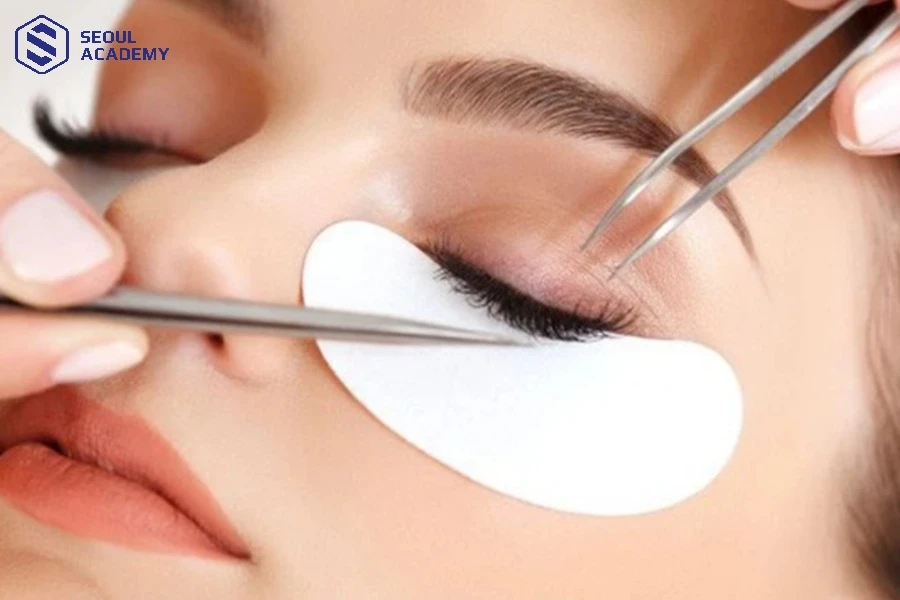 Quá trình nối mi cần được thao tác tỉ mỉ, cẩn thận để đảm bảo an toàn và hiệu quả thẩm mỹ