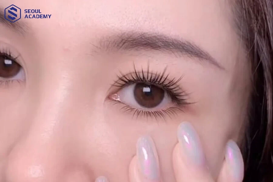 Kiểm tra tình trạng mi thật trước khi nối mi