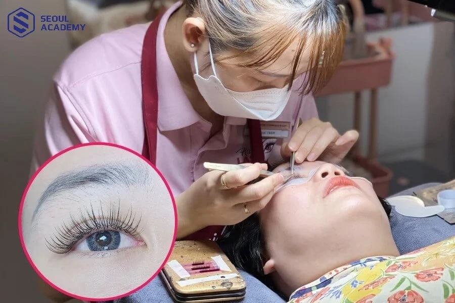 Kỹ thuật viên sẽ sử dụng nhíp chuyên dụng thực hiện nối mi thiên thần