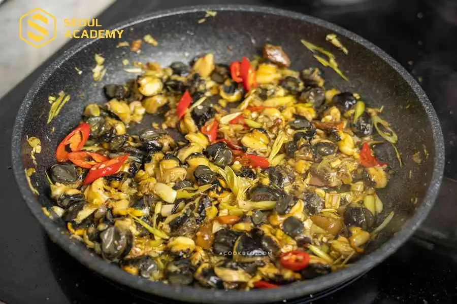 Ốc xào sả ớt có thể xào nguyên con hoặc lóc thịt, bỏ vỏ