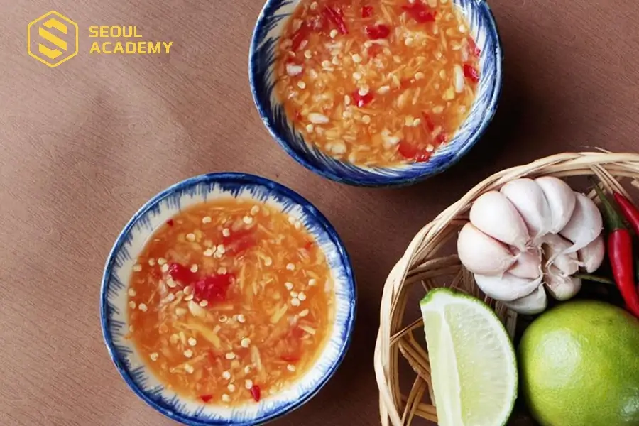 Ốc chấm cùng nước mắm gừng sẽ giúp món ăn dậy mùi thơm ngon hơn