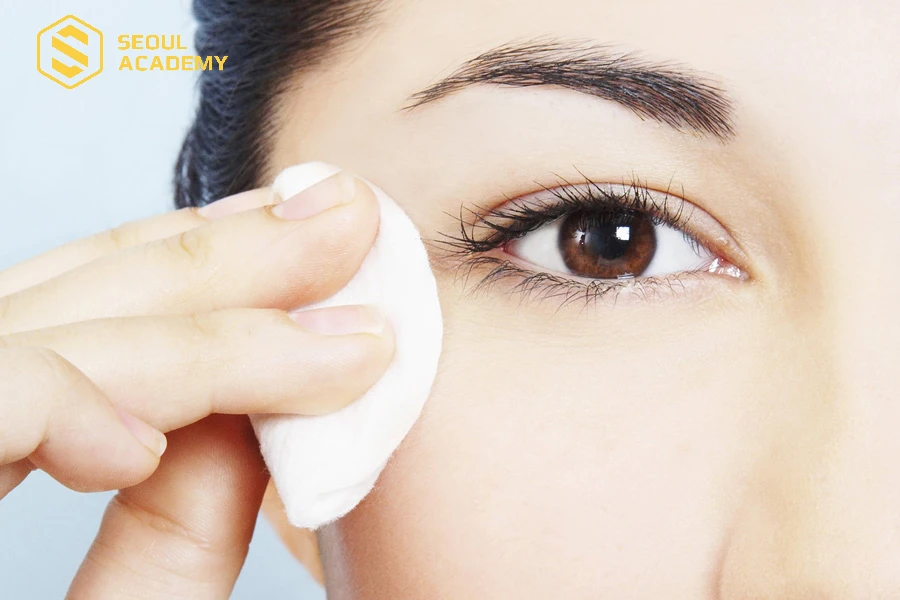 Tẩy trang mắt không sạch cũng là nguyên nhân khiến lông mi bị rụng