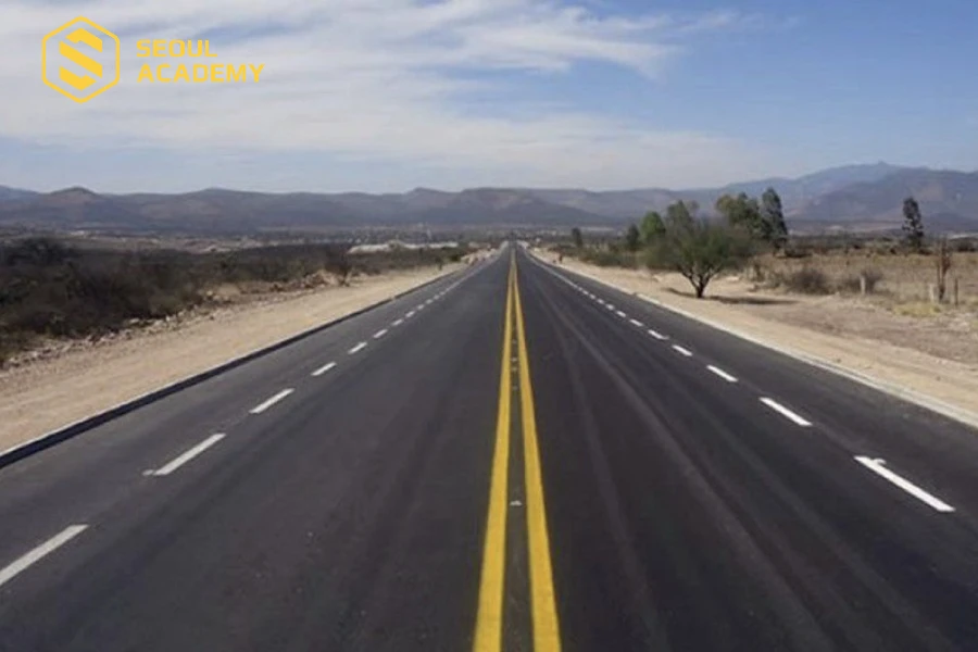 Thường sẽ có vạch kẻ đường trắng và vạch kẻ vàng