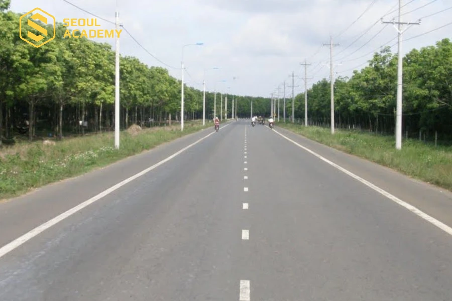 Vạch trắng nét đứt rất thường gặp khi tham gia giao thông