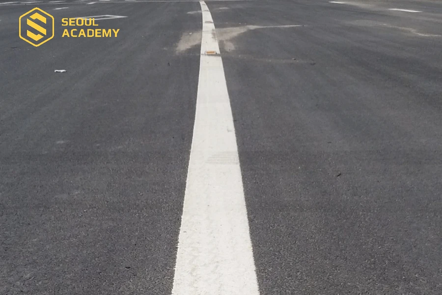 Vạch trắng nét liền với ý nghĩa không cho phép mọi người chuyển làn hay vượt