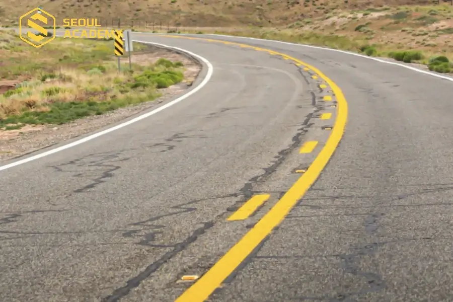 Loại vạch kẻ đường hai vạch vàng một liền một đứt không quá phổ biến