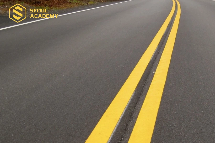 Hai vạch vàng song song thường thấy ở những đoạn nhiều làn đường