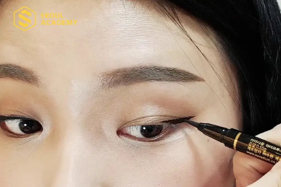 Kẻ đuôi eyeliner xếch lên một chút để đôi mắt có hồn và sắc sảo hơn